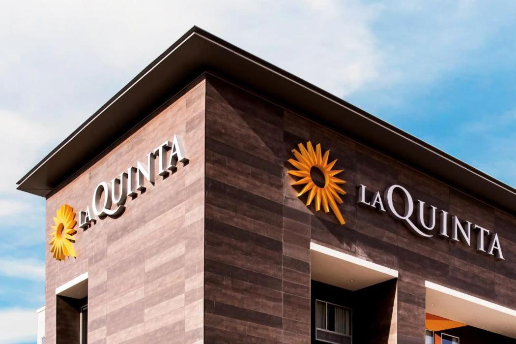La Quinta Inn & Suites By Wyndham Sulphur Lake Charles Bagian luar foto