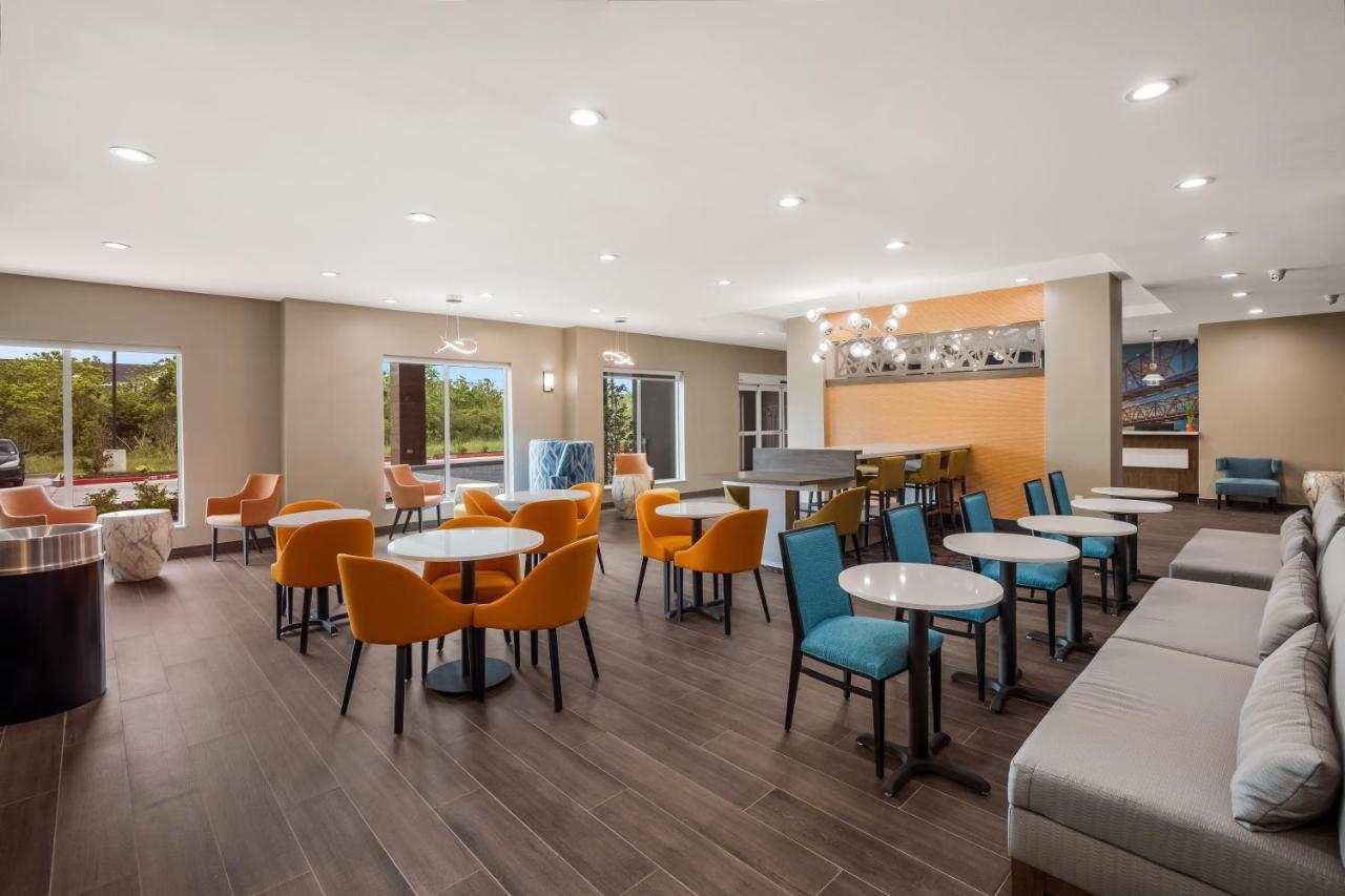 La Quinta Inn & Suites By Wyndham Sulphur Lake Charles Bagian luar foto