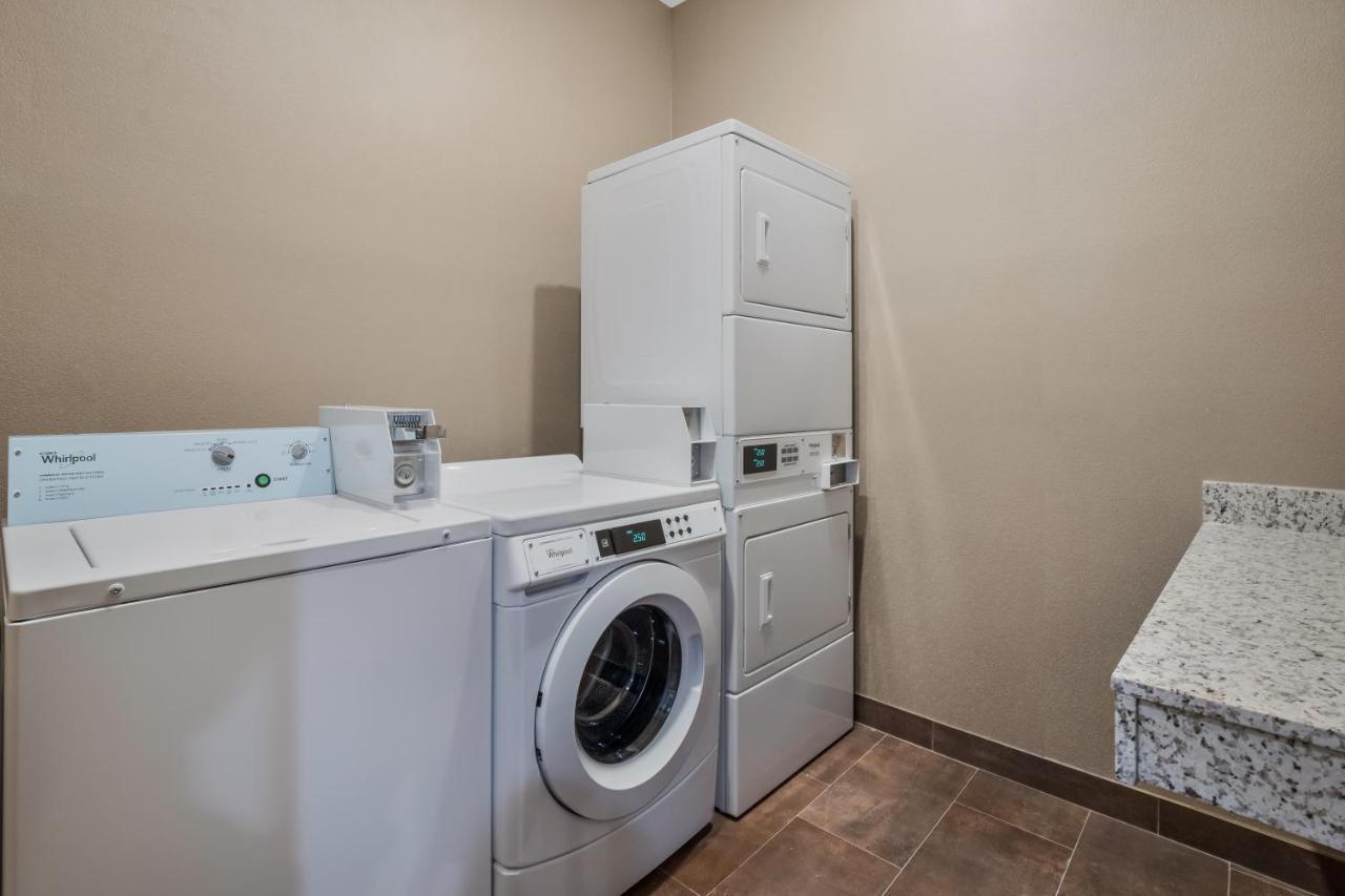 La Quinta Inn & Suites By Wyndham Sulphur Lake Charles Bagian luar foto