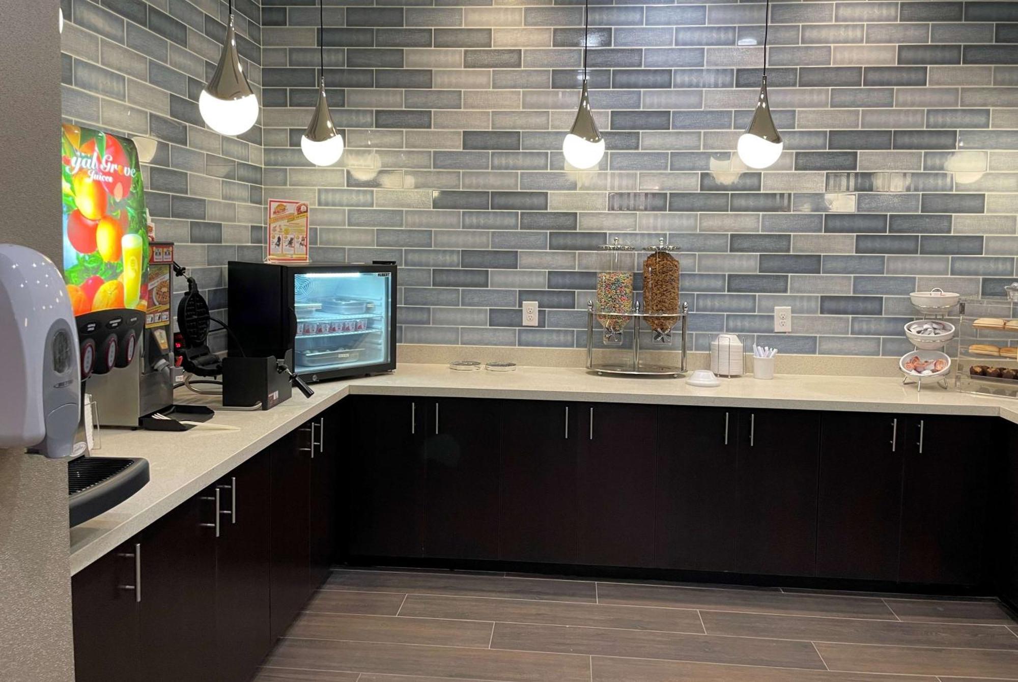 La Quinta Inn & Suites By Wyndham Sulphur Lake Charles Bagian luar foto
