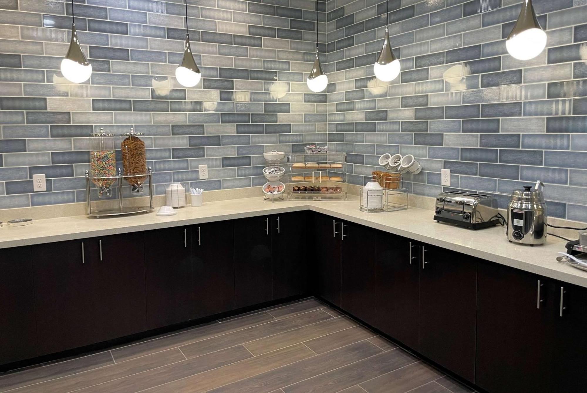 La Quinta Inn & Suites By Wyndham Sulphur Lake Charles Bagian luar foto